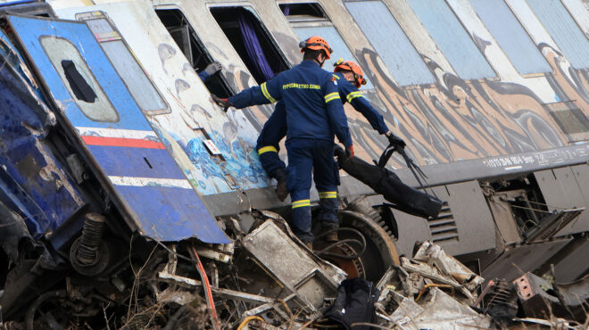 τέμπη-ο-πυροσβέστης-με-τα-χημικά-εγκαύ-563464180
