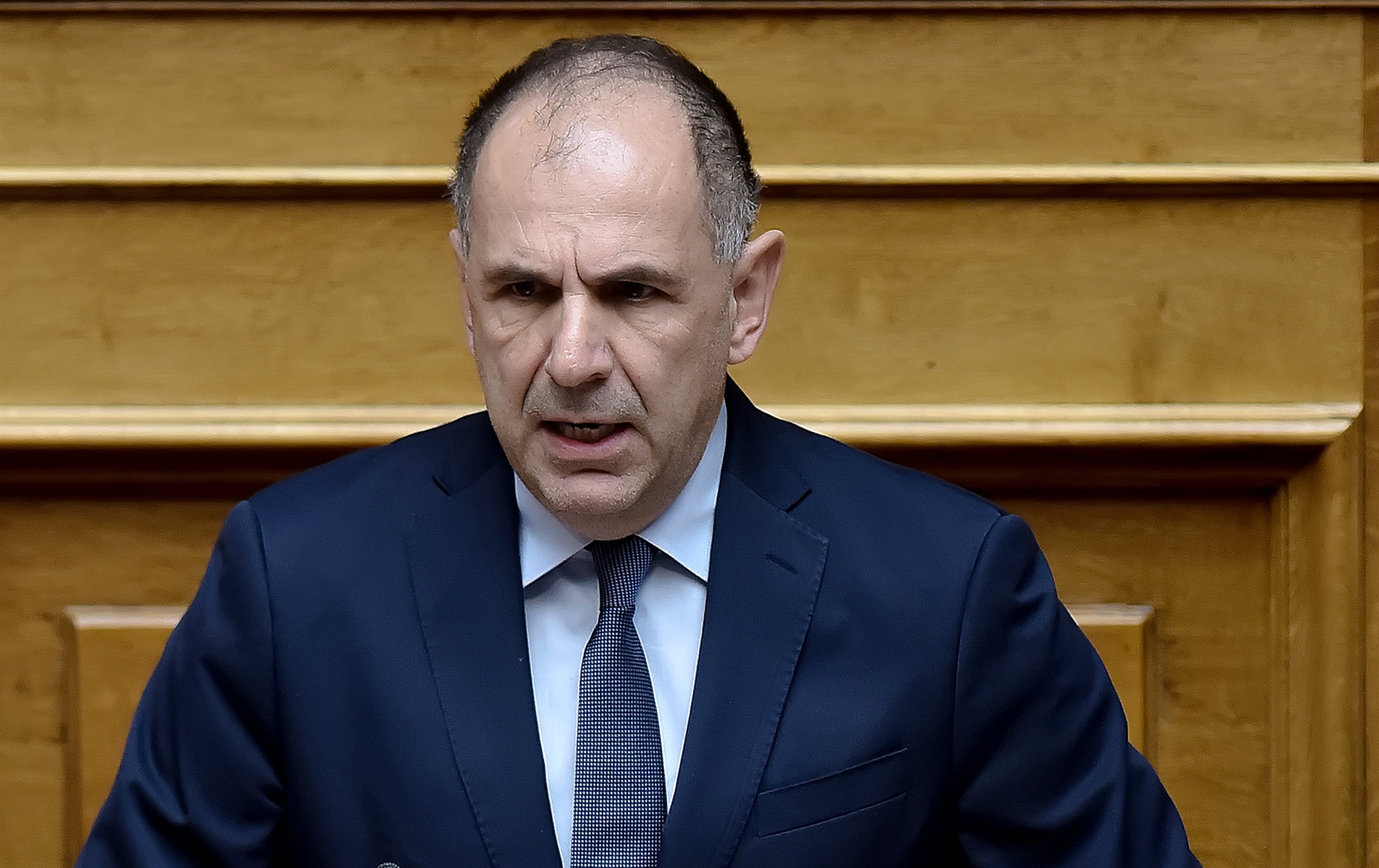 Εντός και Εκτός: Πιέσεις να μην κλείσουν στρατόπεδα-1