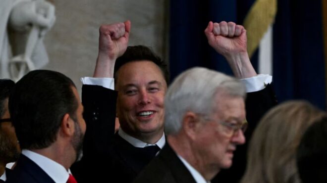 reuters-συνεργάτες-μασκ-αποκλείουν-υπαλλήλ-563448928