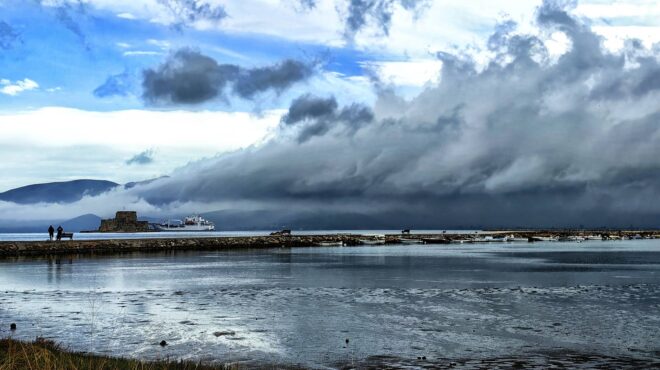 καιρός-βροχές-και-πτώση-της-θερμοκρασ-563451685