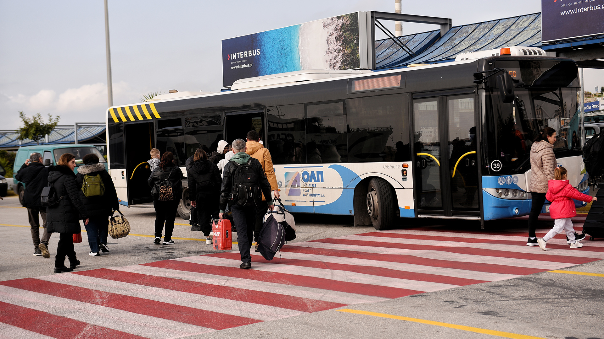 «Αδειάζει» η Σαντορίνη – Αποχωρούν εργαζόμενοι, επισκέπτες και κάτοικοι [φωτογραφίες]-2