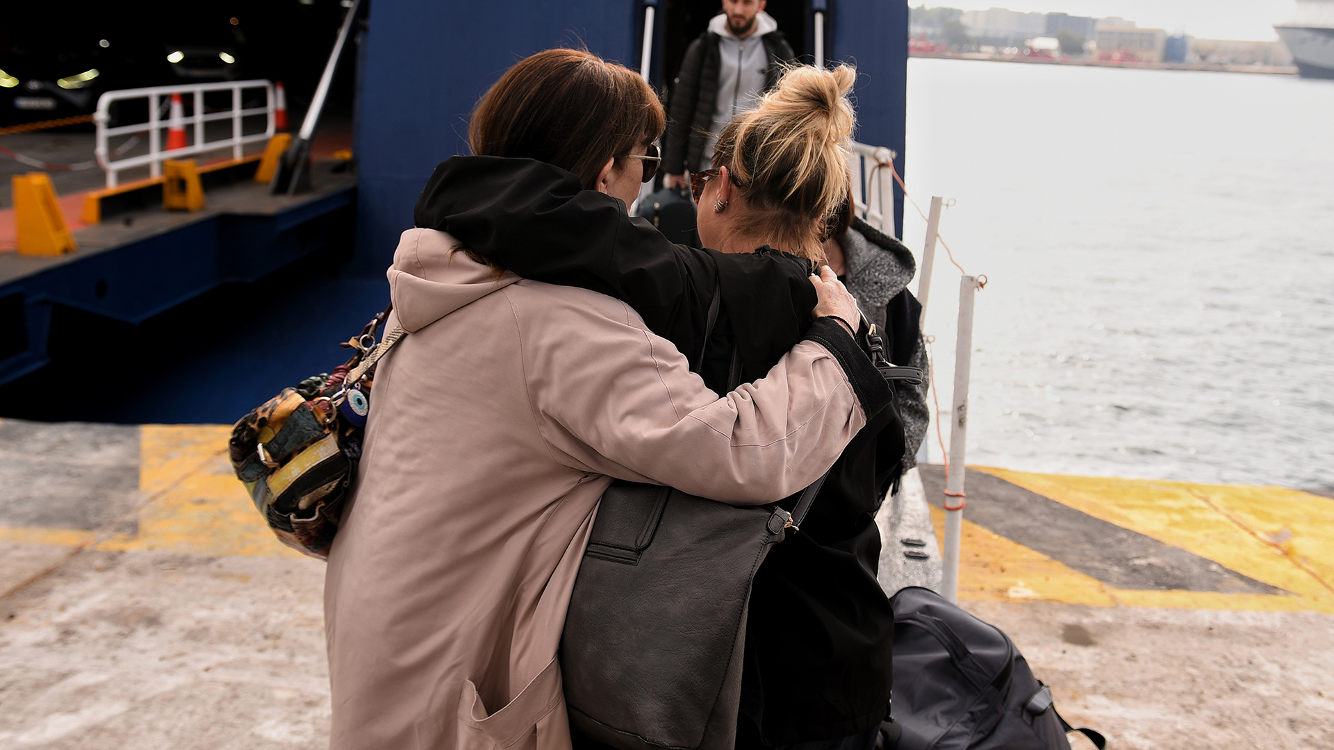 «Αδειάζει» η Σαντορίνη – Αποχωρούν εργαζόμενοι, επισκέπτες και κάτοικοι [φωτογραφίες]-3