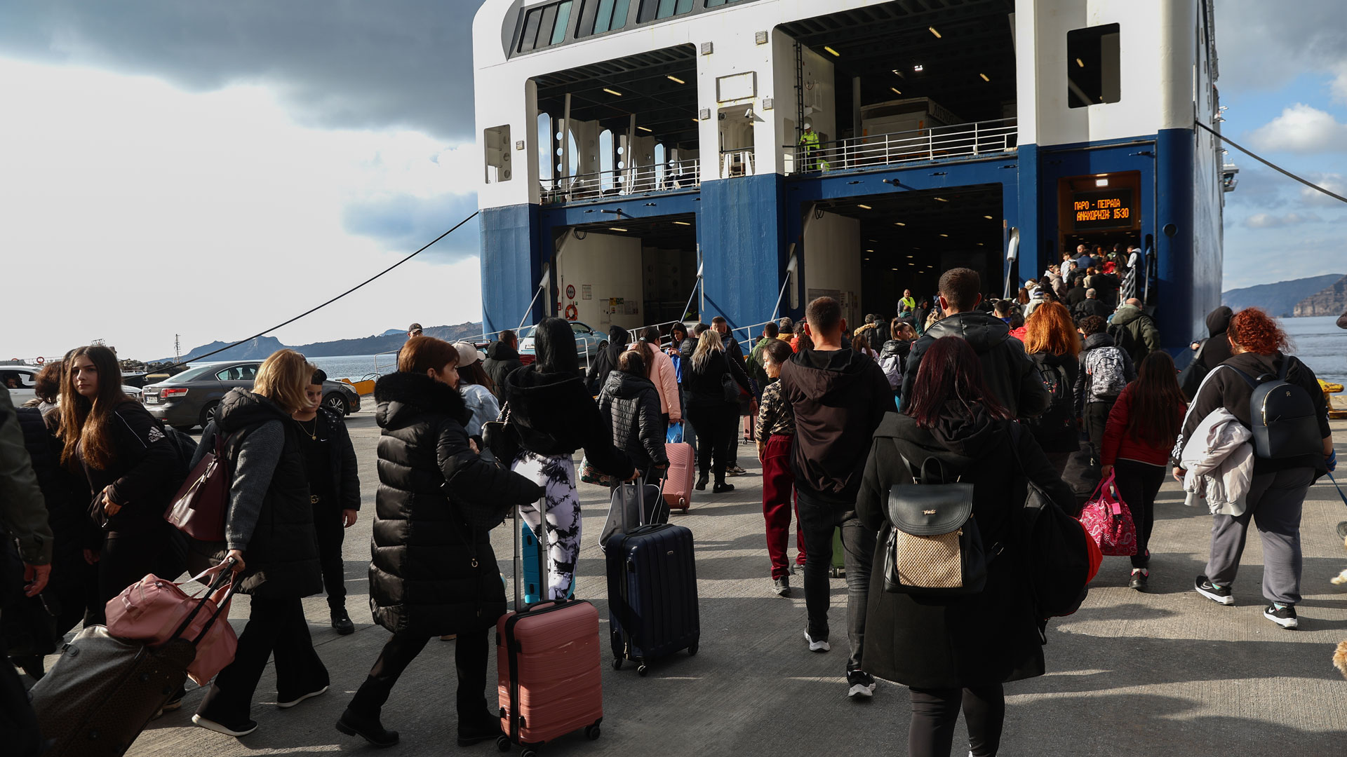 «Αδειάζει» η Σαντορίνη – Αποχωρούν εργαζόμενοι, επισκέπτες και κάτοικοι [φωτογραφίες]-4