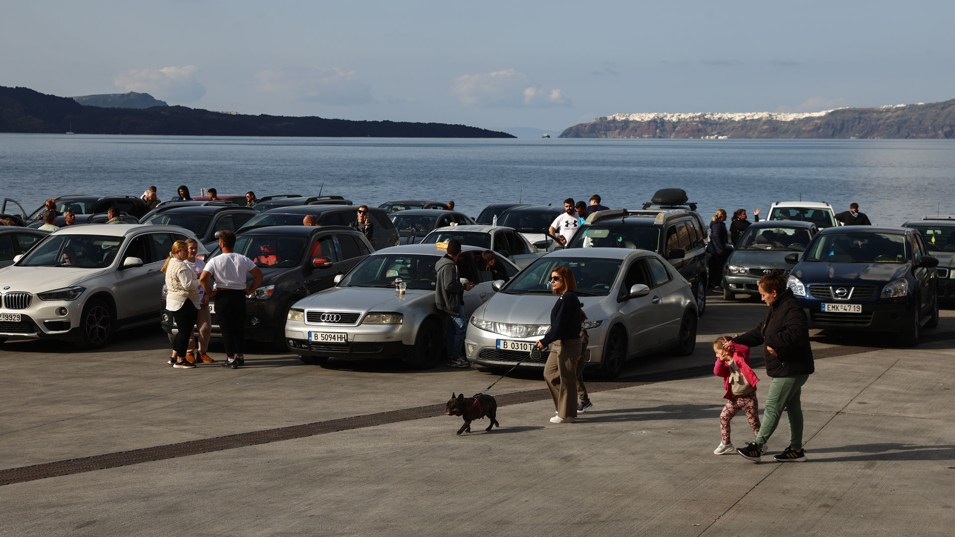 «Αδειάζει» η Σαντορίνη – Αποχωρούν εργαζόμενοι, επισκέπτες και κάτοικοι [φωτογραφίες]-5