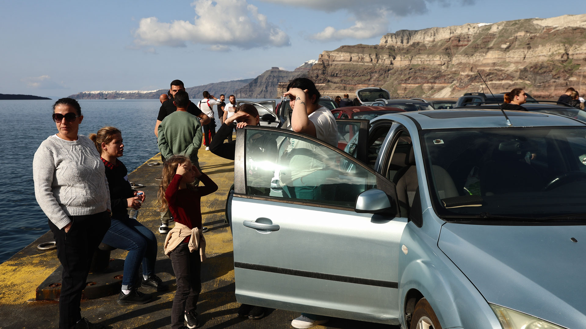 «Αδειάζει» η Σαντορίνη – Αποχωρούν εργαζόμενοι, επισκέπτες και κάτοικοι [φωτογραφίες]-7