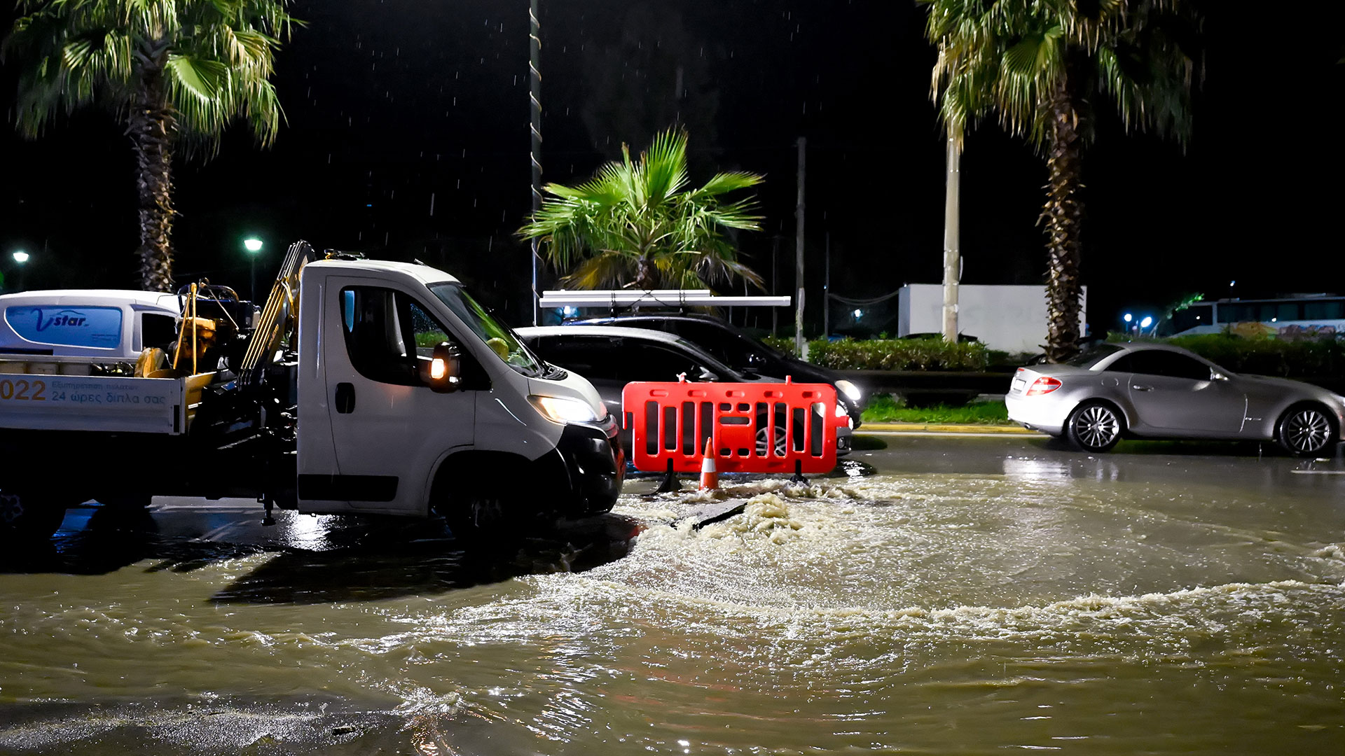 Αλιμος: Οχημα της ΕΥΔΑΠ στάθμευσε ξανά πάνω σε καπάκι φρεατίου (video)-2