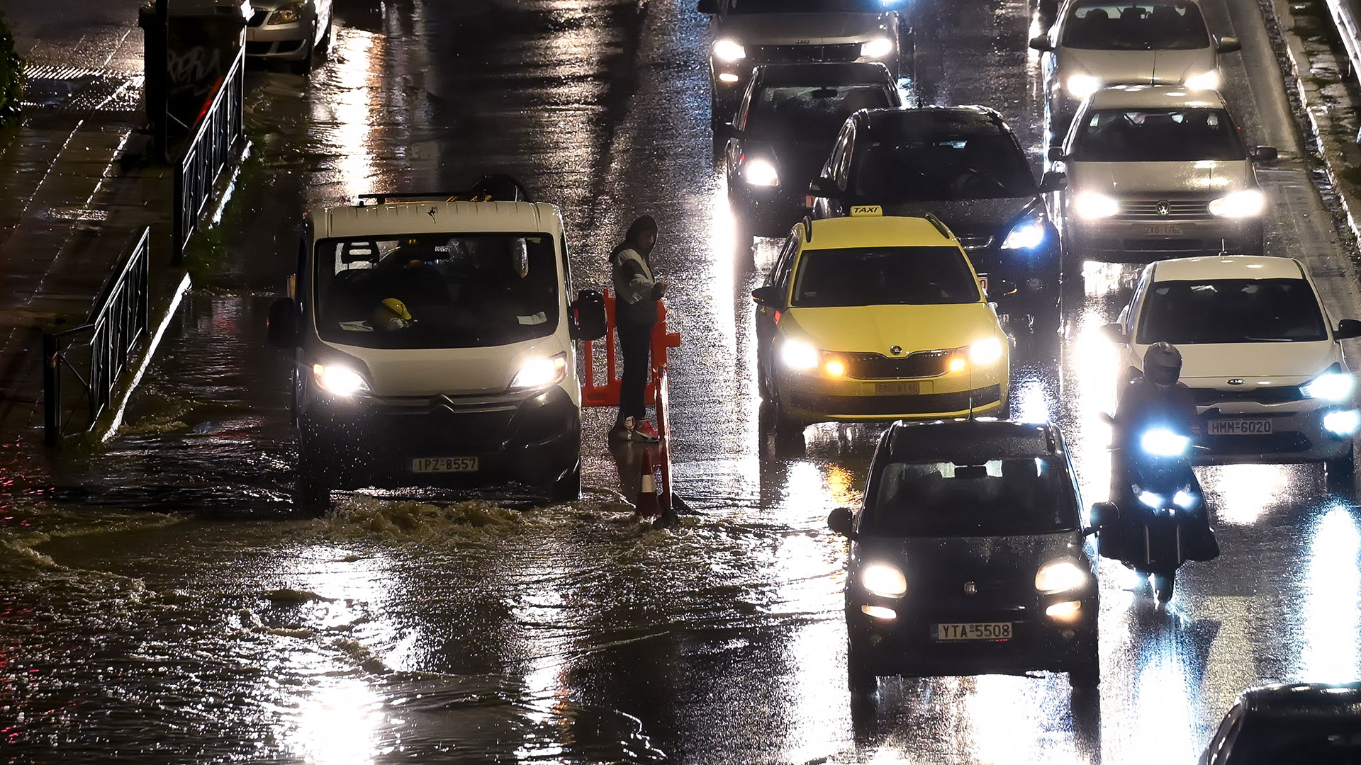 Αλιμος: Οχημα της ΕΥΔΑΠ στάθμευσε ξανά πάνω σε καπάκι φρεατίου (video)-1