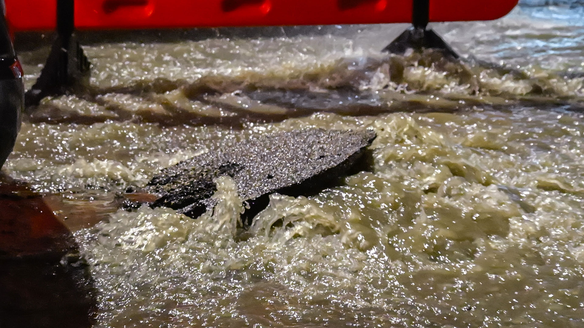 Αλιμος: Οχημα της ΕΥΔΑΠ στάθμευσε ξανά πάνω σε καπάκι φρεατίου (video)-4