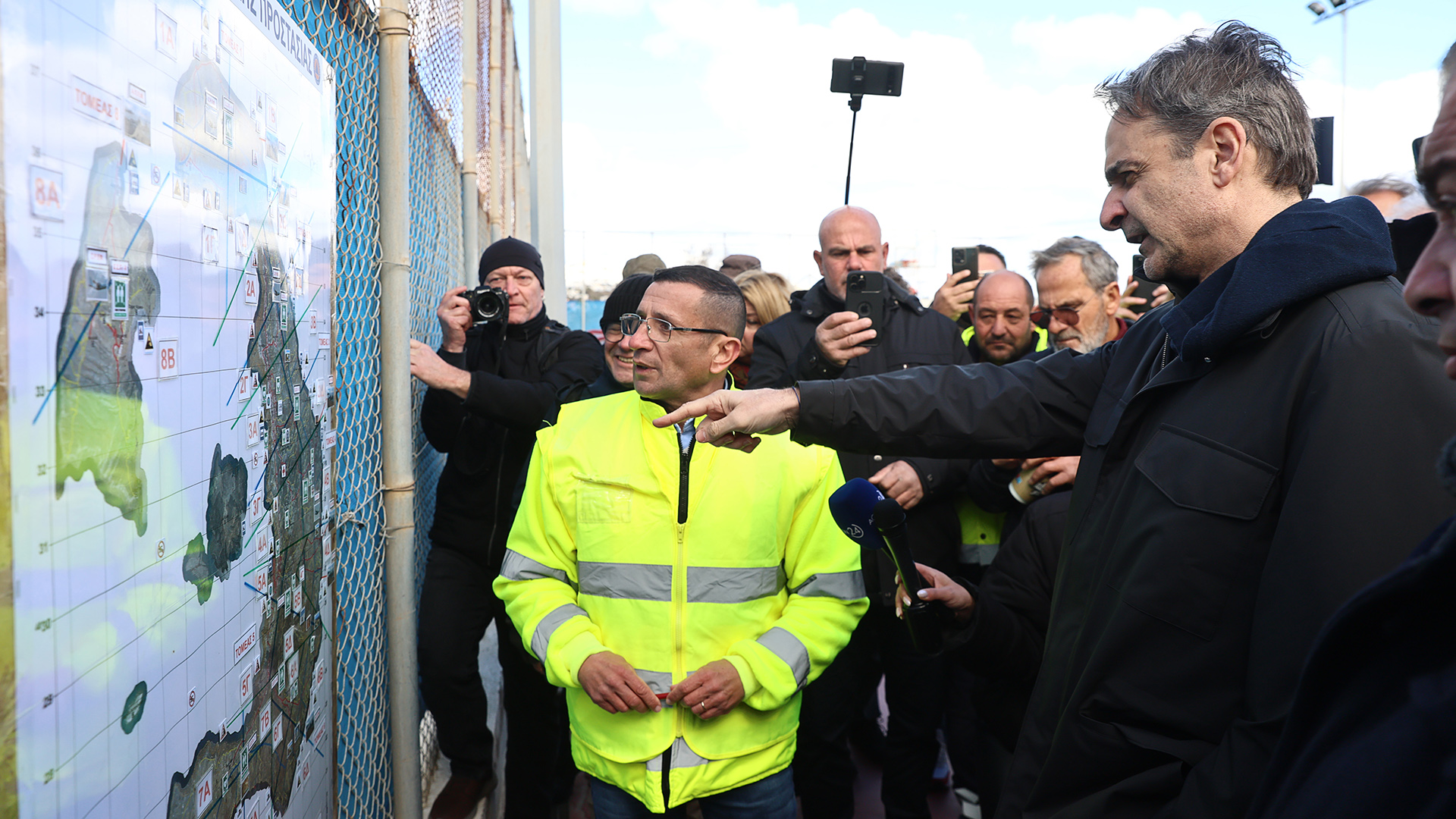 Στη Σαντορίνη ο Κυριάκος Μητσοτάκης – «Συνιστώ ψυχραιμία στους κατοίκους»-7