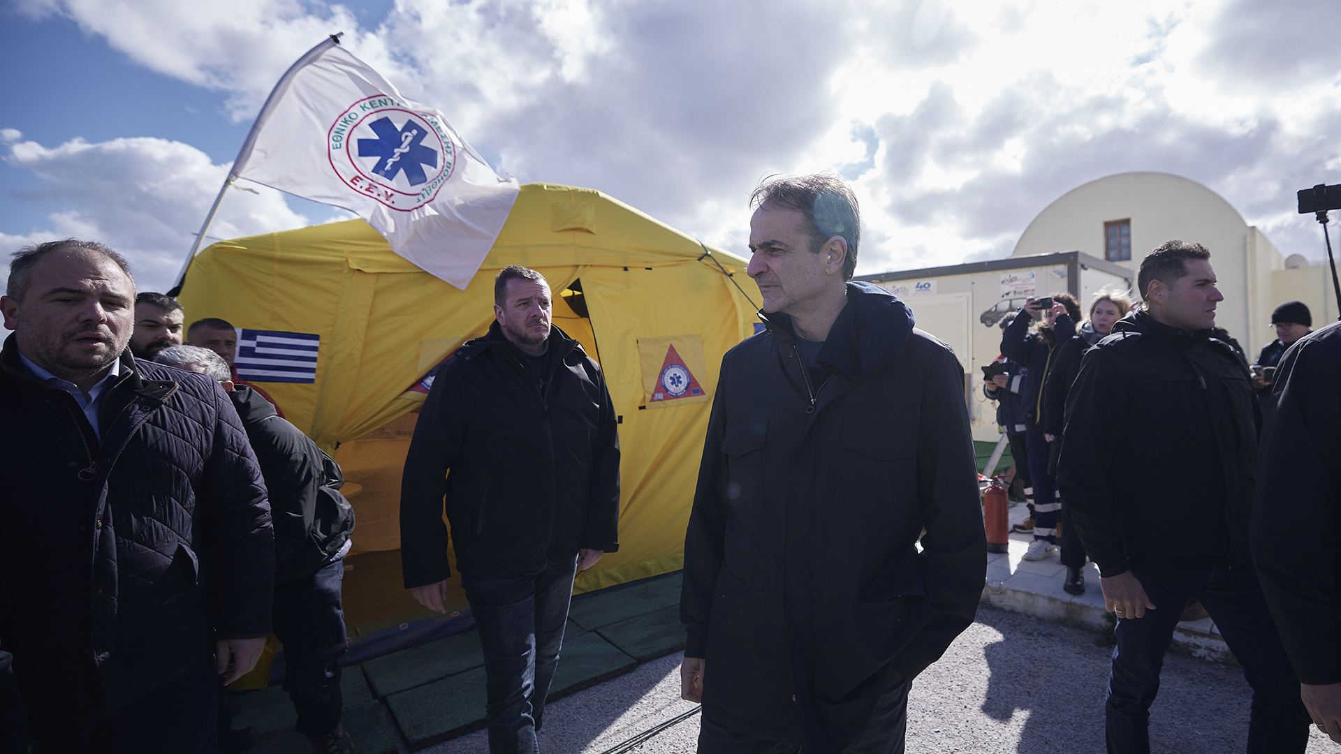 Στη Σαντορίνη ο Κυριάκος Μητσοτάκης – «Συνιστώ ψυχραιμία στους κατοίκους»-2