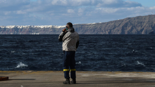σαντορίνη-υπό-στενή-παρακολούθηση-563463595