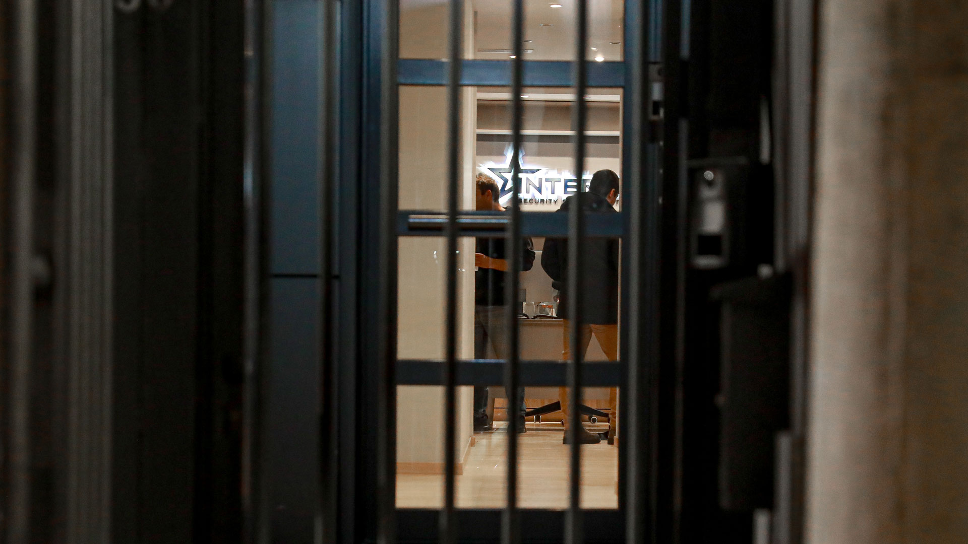 Τέμπη: Διπλή επιχείρηση στα γραφεία της εταιρείας security που έδωσε τα νέα βίντεο-1