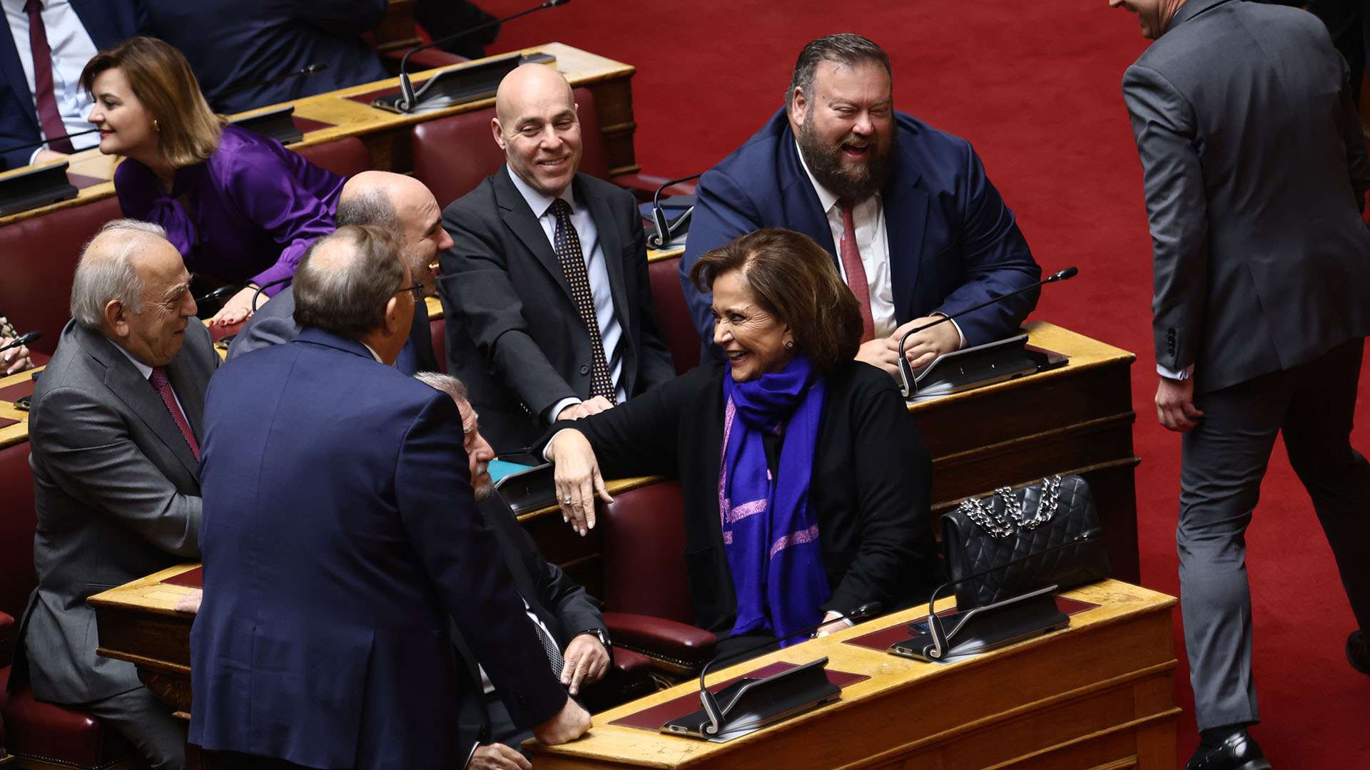 Βουλή: Πηγαδάκια, χαμόγελα και η «έξοδος» της Κωνσταντοπούλου – Στιγμιότυπα από την ψηφοφορία για εκλογή ΠτΔ-8