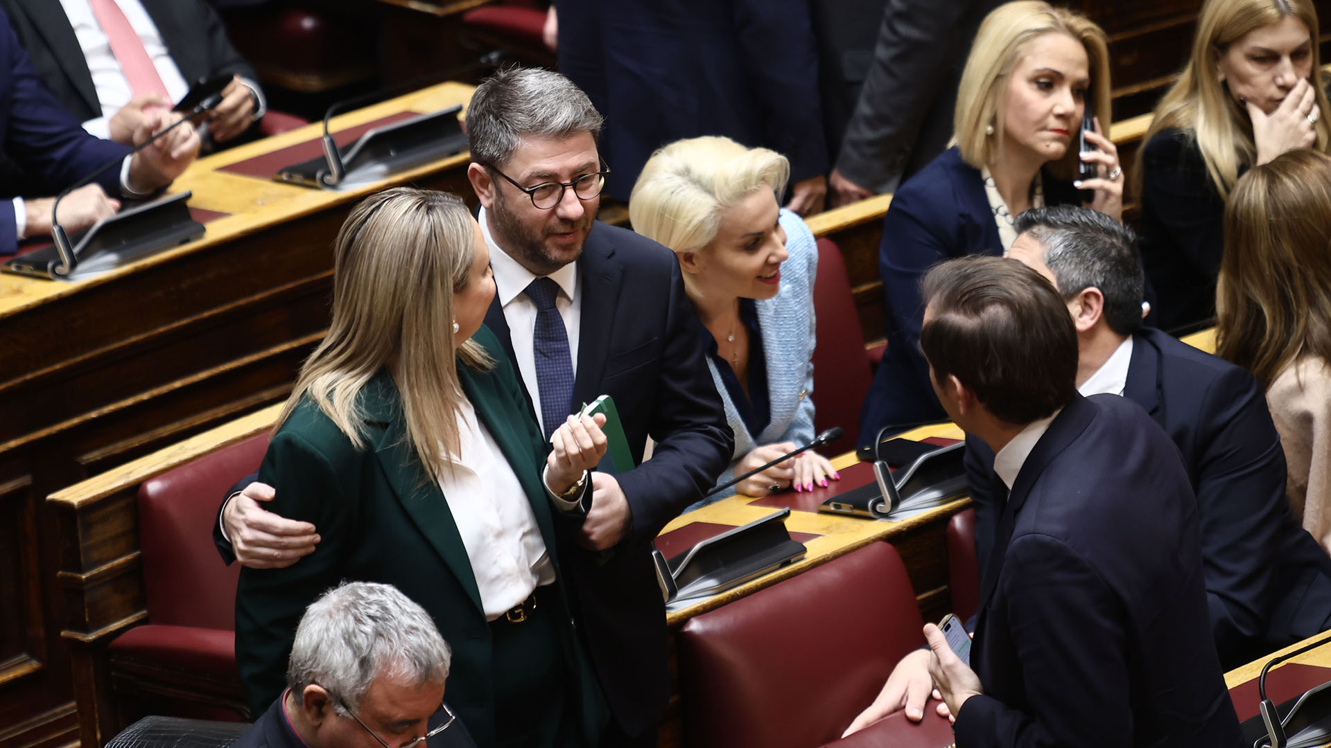 Βουλή: Πηγαδάκια, χαμόγελα και η «έξοδος» της Κωνσταντοπούλου – Στιγμιότυπα από την ψηφοφορία για εκλογή ΠτΔ-11