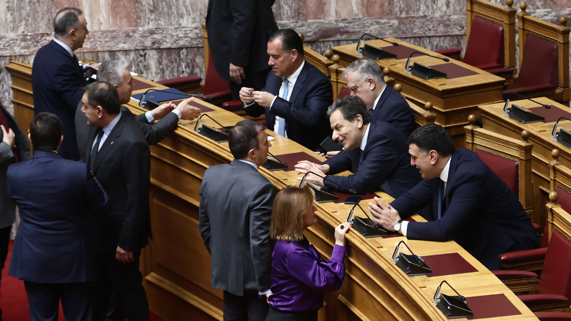 Βουλή: Πηγαδάκια, χαμόγελα και η «έξοδος» της Κωνσταντοπούλου – Στιγμιότυπα από την ψηφοφορία για εκλογή ΠτΔ-9