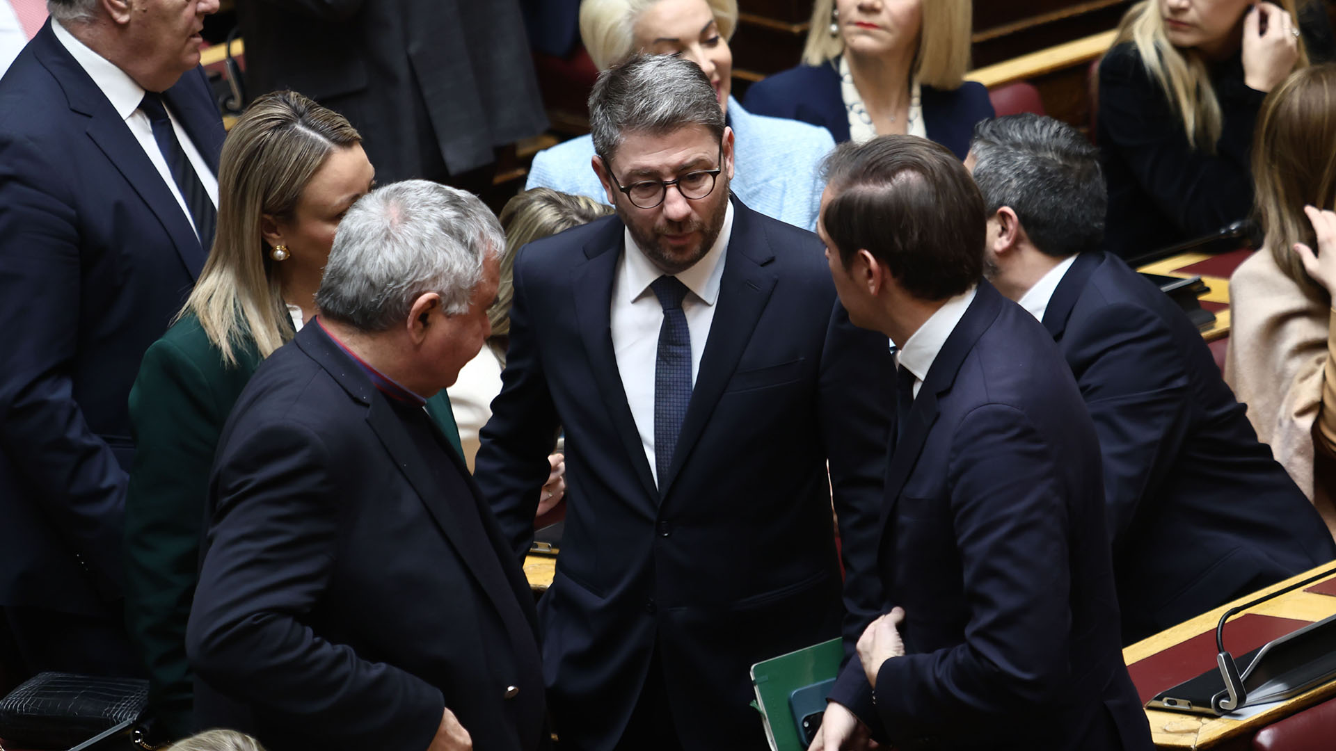 Βουλή: Πηγαδάκια, χαμόγελα και η «έξοδος» της Κωνσταντοπούλου – Στιγμιότυπα από την ψηφοφορία για εκλογή ΠτΔ-5