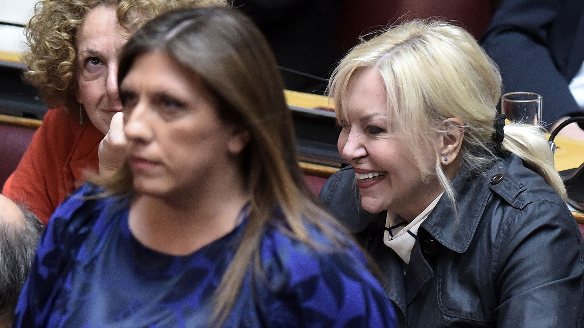 Βουλή: Πηγαδάκια, χαμόγελα και η «έξοδος» της Κωνσταντοπούλου – Στιγμιότυπα από την ψηφοφορία για εκλογή ΠτΔ-13