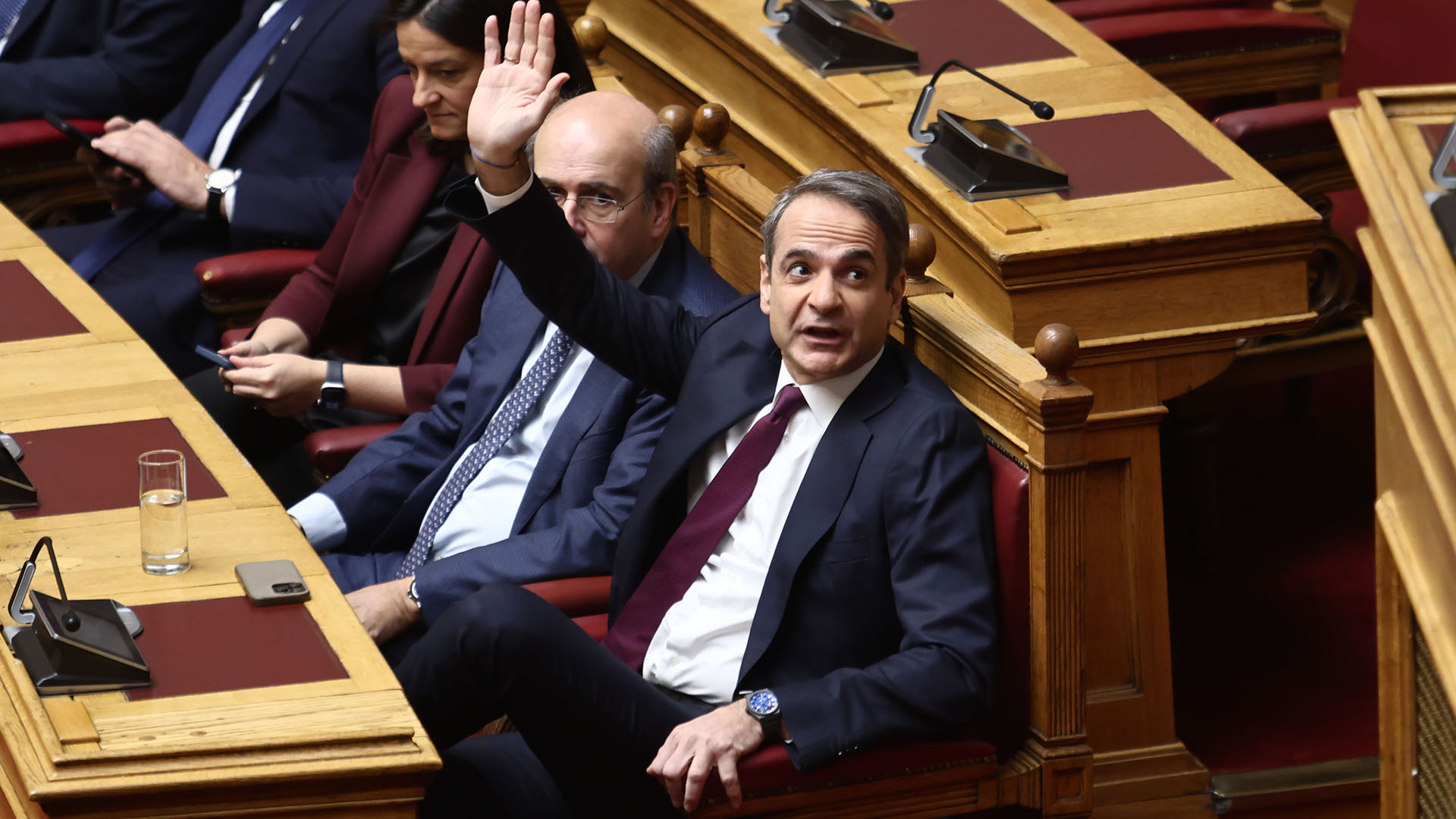 Βουλή: Πηγαδάκια, χαμόγελα και η «έξοδος» της Κωνσταντοπούλου – Στιγμιότυπα από την ψηφοφορία για εκλογή ΠτΔ-2