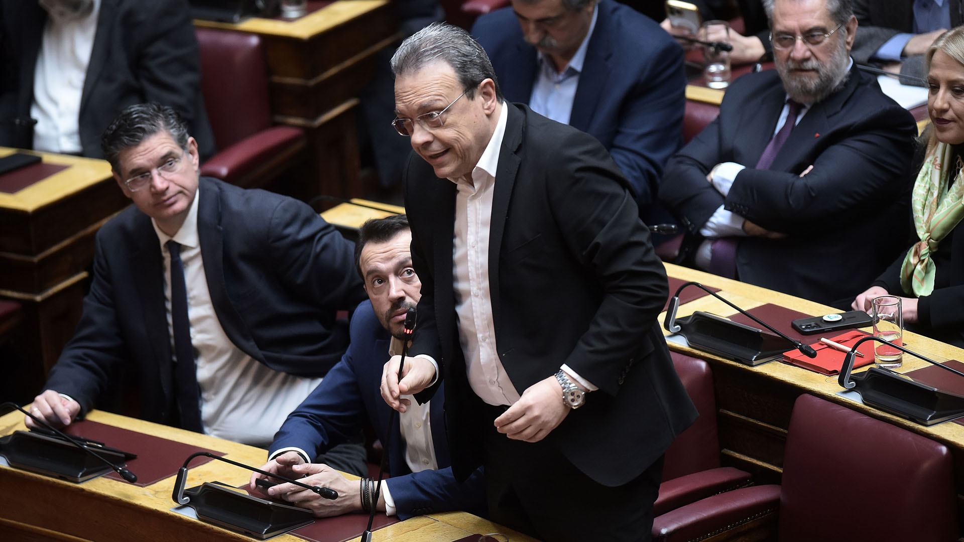 Βουλή: Πηγαδάκια, χαμόγελα και η «έξοδος» της Κωνσταντοπούλου – Στιγμιότυπα από την ψηφοφορία για εκλογή ΠτΔ-10