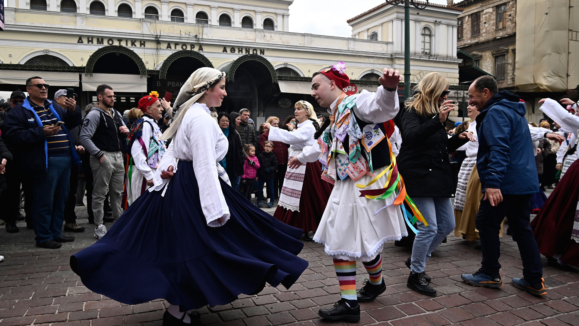 Τσικνοπέμπτη με μουσική, χορό και (πολλά) σουβλάκια από τη Θεσσαλονίκη μέχρι την Πάτρα-1