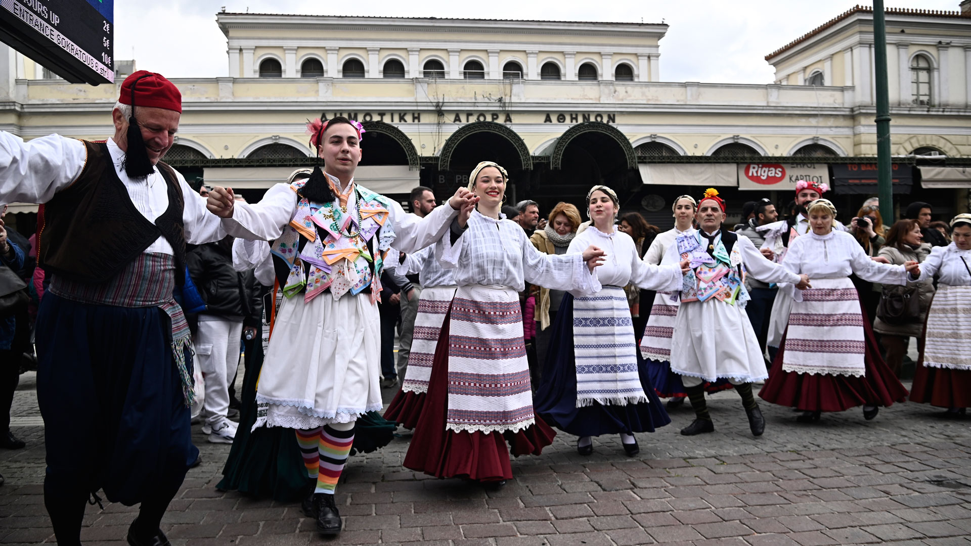 Τσικνοπέμπτη με μουσική, χορό και (πολλά) σουβλάκια από τη Θεσσαλονίκη μέχρι την Πάτρα-5