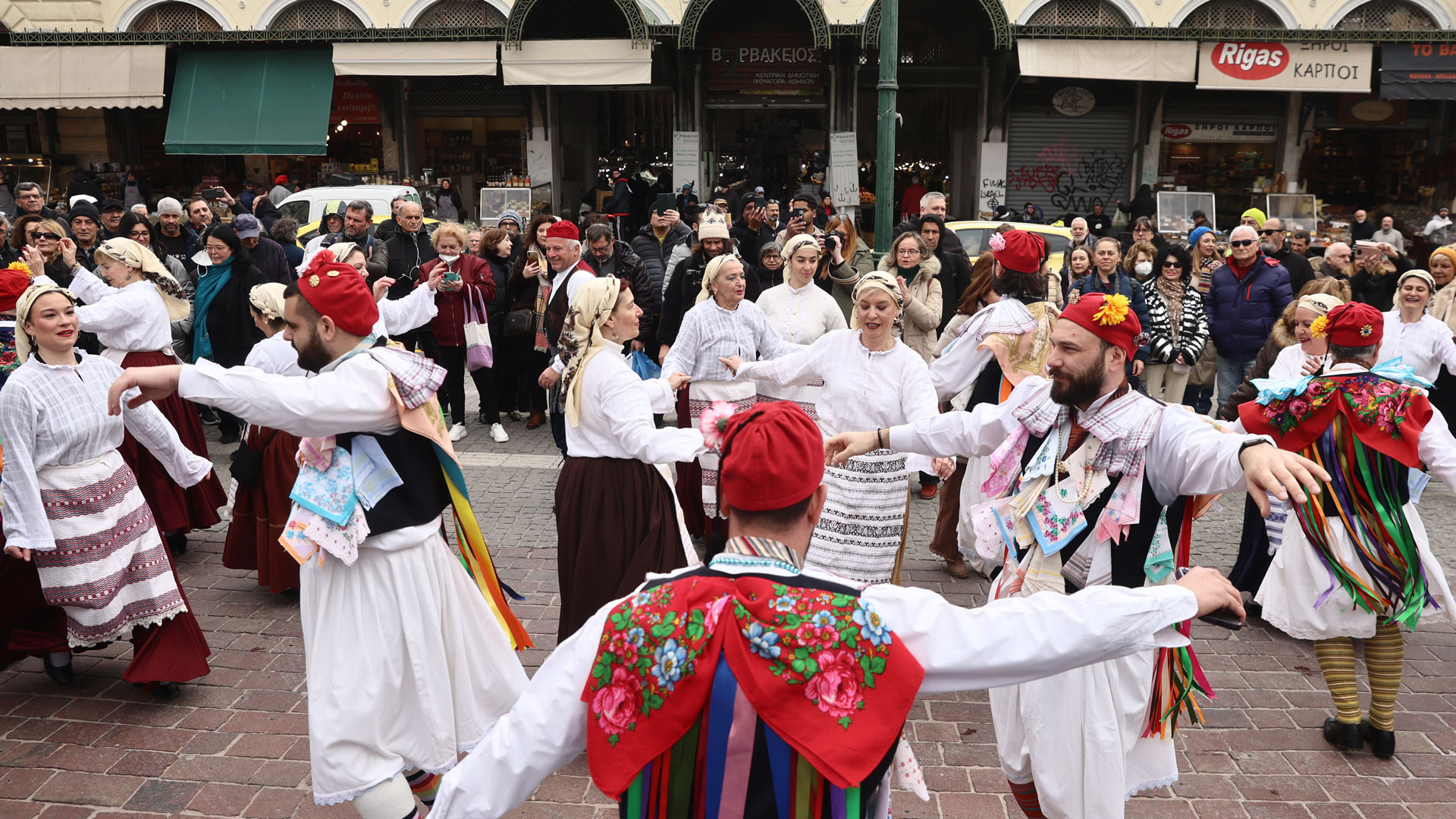 Τσικνοπέμπτη με μουσική, χορό και (πολλά) σουβλάκια από τη Θεσσαλονίκη μέχρι την Πάτρα-3