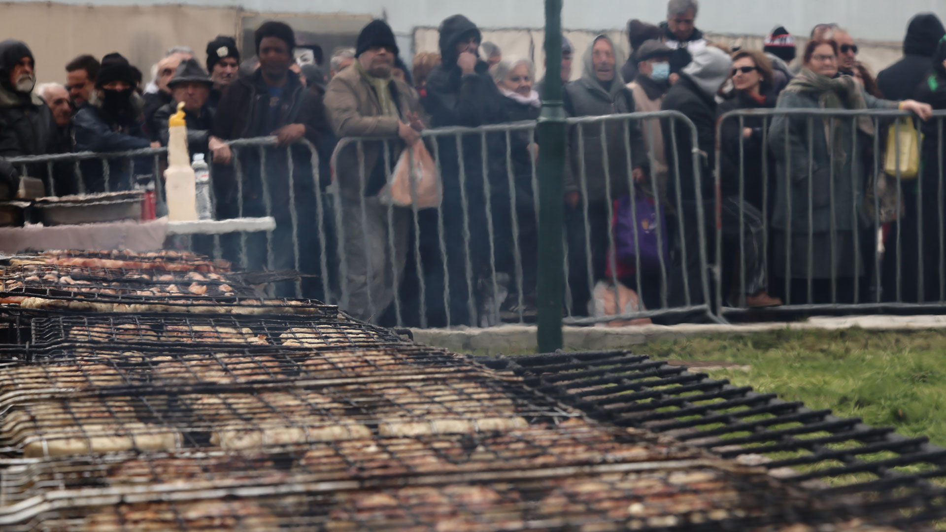 Τσικνοπέμπτη με μουσική, χορό και (πολλά) σουβλάκια από τη Θεσσαλονίκη μέχρι την Πάτρα-2