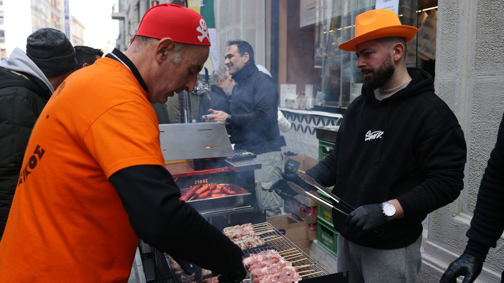Τσικνοπέμπτη με μουσική, χορό και (πολλά) σουβλάκια από τη Θεσσαλονίκη μέχρι την Πάτρα-8