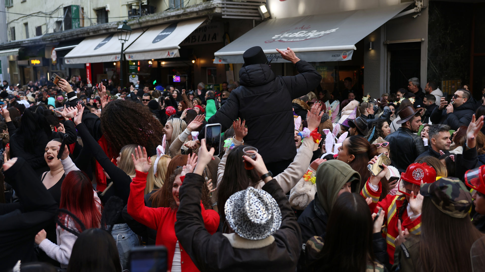 Τσικνοπέμπτη με μουσική, χορό και (πολλά) σουβλάκια από τη Θεσσαλονίκη μέχρι την Πάτρα-9