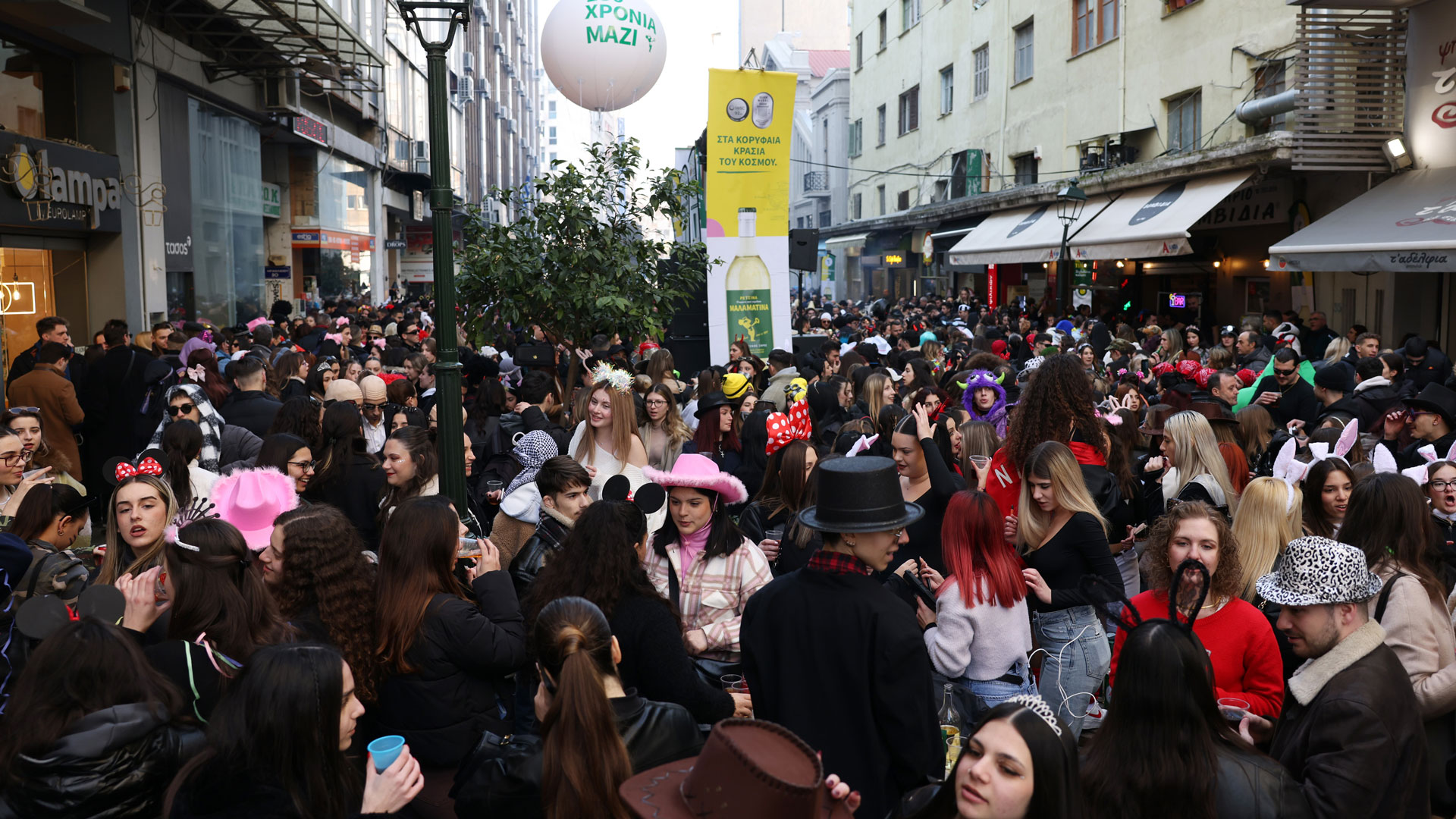 Τσικνοπέμπτη με μουσική, χορό και (πολλά) σουβλάκια από τη Θεσσαλονίκη μέχρι την Πάτρα-6