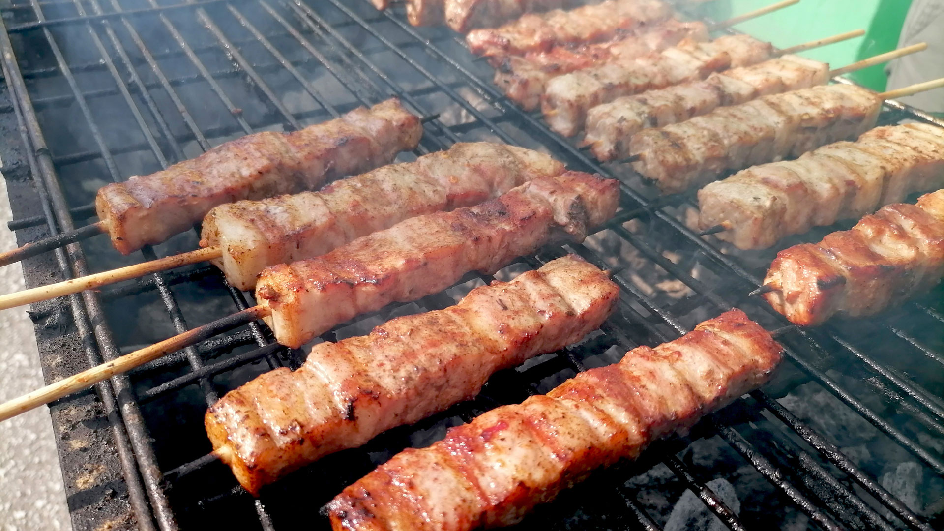 Τσικνοπέμπτη με μουσική, χορό και (πολλά) σουβλάκια από τη Θεσσαλονίκη μέχρι την Πάτρα-7