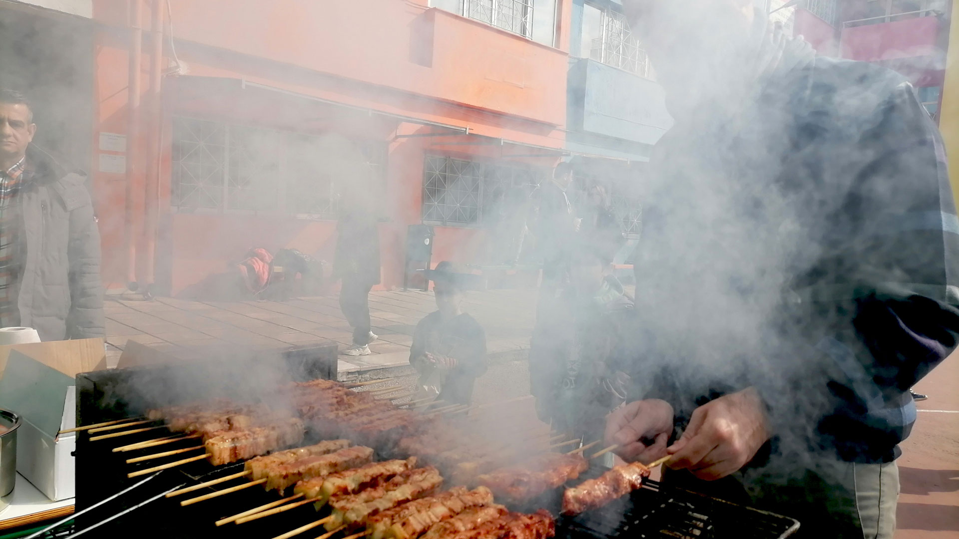 Τσικνοπέμπτη με μουσική, χορό και (πολλά) σουβλάκια από τη Θεσσαλονίκη μέχρι την Πάτρα-10