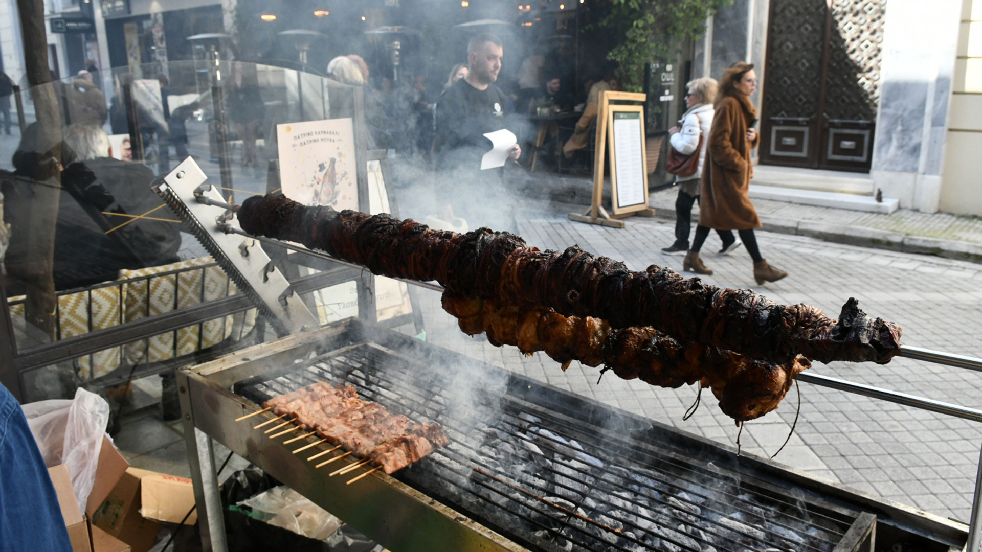 Τσικνοπέμπτη με μουσική, χορό και (πολλά) σουβλάκια από τη Θεσσαλονίκη μέχρι την Πάτρα-12