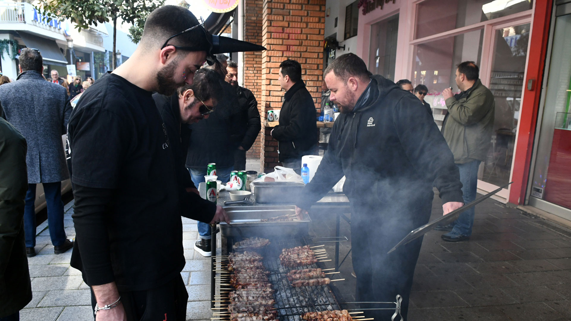 Τσικνοπέμπτη με μουσική, χορό και (πολλά) σουβλάκια από τη Θεσσαλονίκη μέχρι την Πάτρα-15