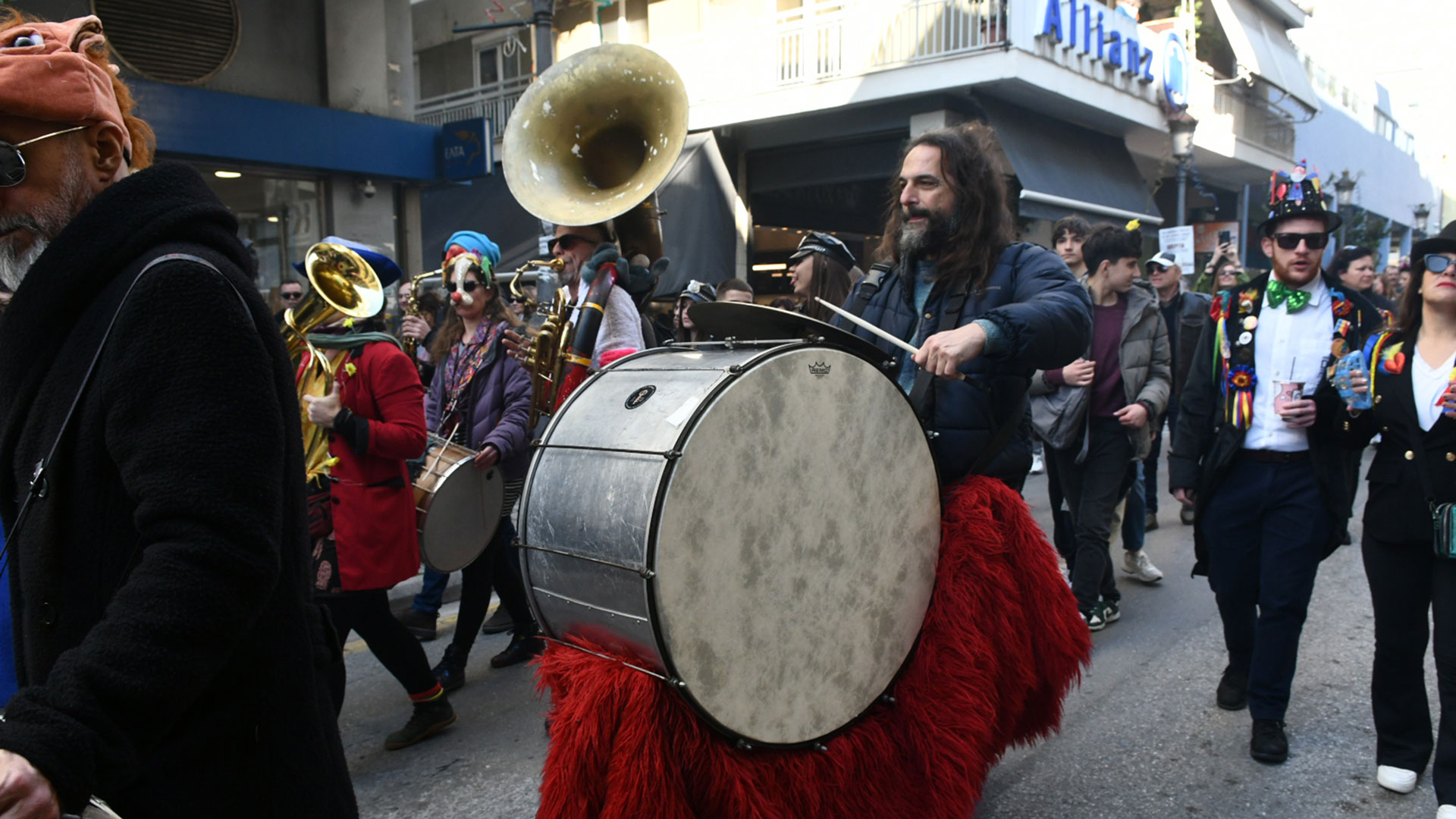 Τσικνοπέμπτη με μουσική, χορό και (πολλά) σουβλάκια από τη Θεσσαλονίκη μέχρι την Πάτρα-17