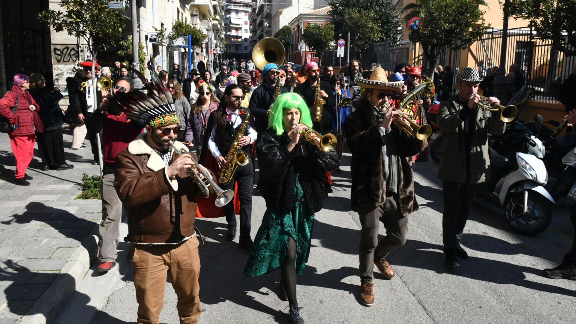 Τσικνοπέμπτη με μουσική, χορό και (πολλά) σουβλάκια από τη Θεσσαλονίκη μέχρι την Πάτρα-11