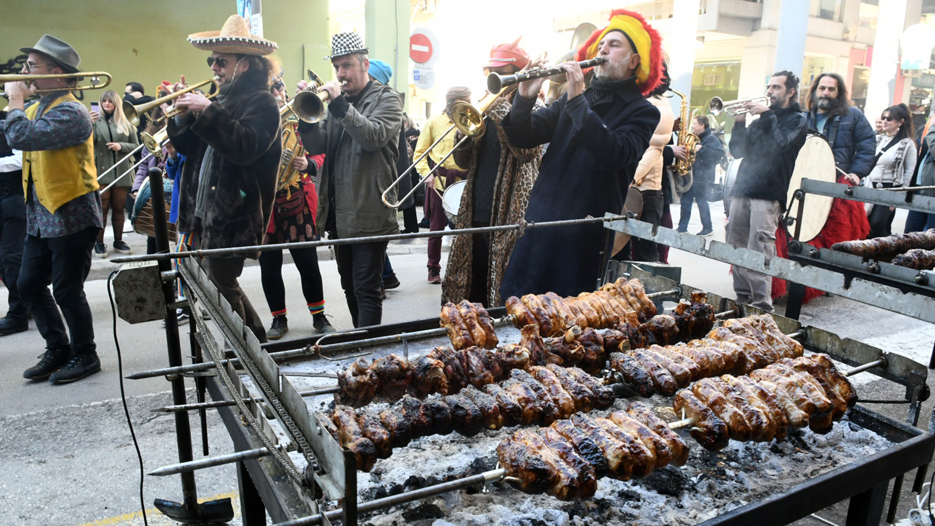 Τσικνοπέμπτη με μουσική, χορό και (πολλά) σουβλάκια από τη Θεσσαλονίκη μέχρι την Πάτρα-13