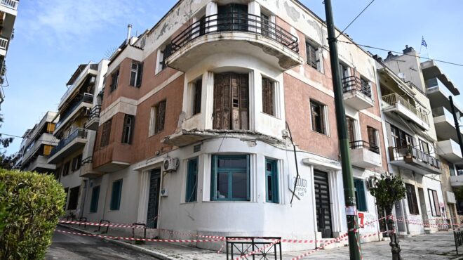 πειραιάς-κατέρρευσε-μπαλκόνι-δεύτερ-563489863