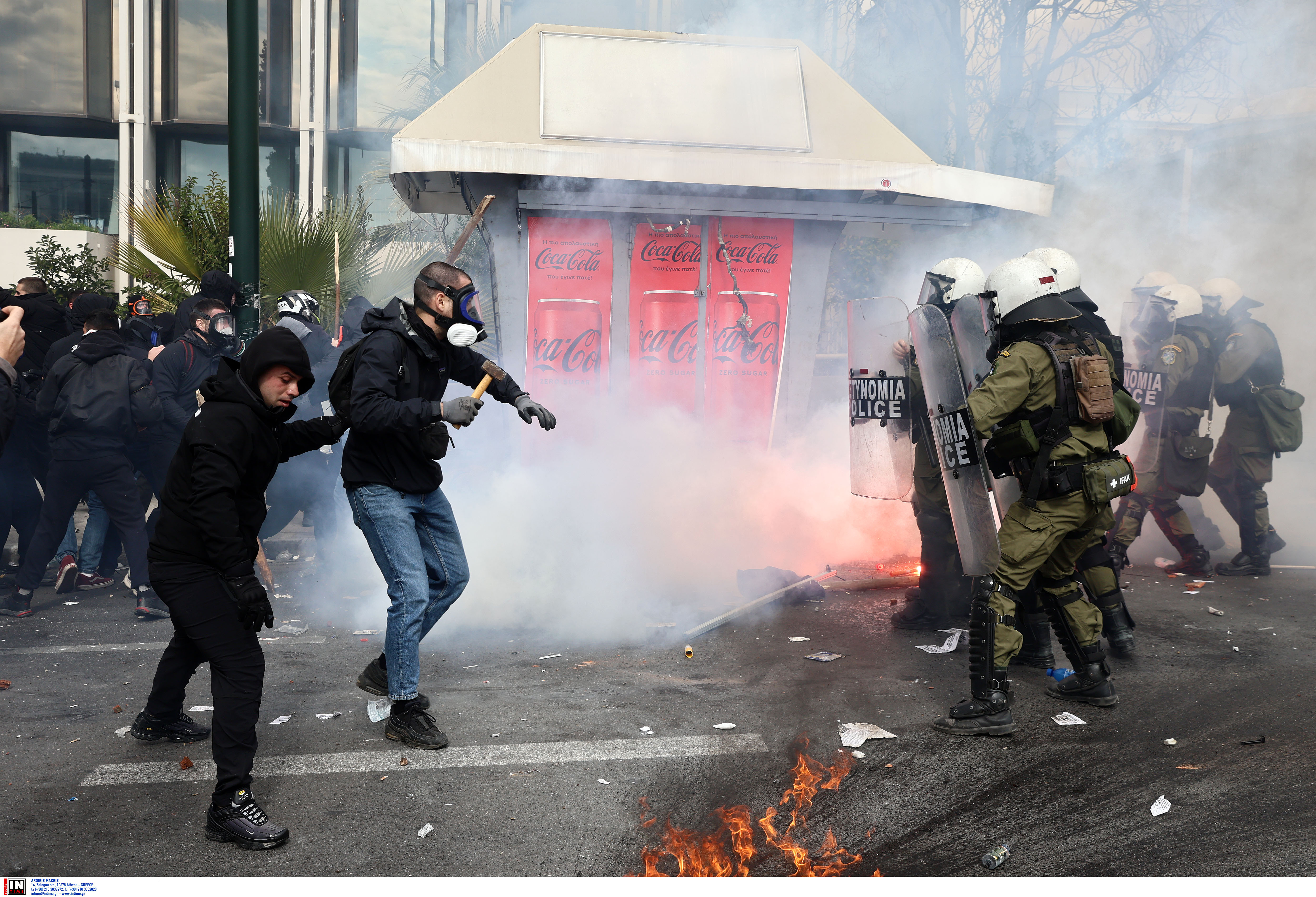 Συγκεντρώσεις για τα Τέμπη: Μολότοφ και χημικά σε Αθήνα και Θεσσαλονίκη-3