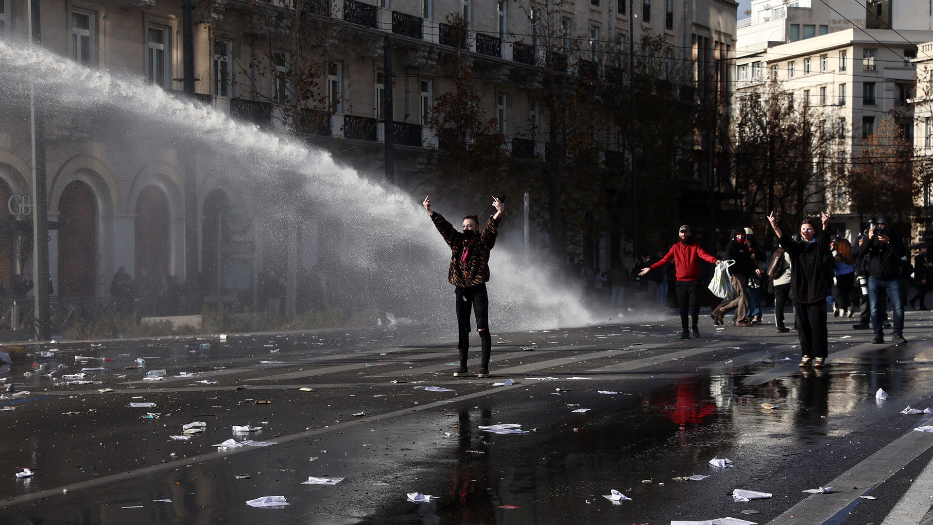 Τέμπη: Λαοθάλασσα στις πλατείες για τα 57 θύματα – Το μαζικό μήνυμα και τα επεισόδια των λίγων-6