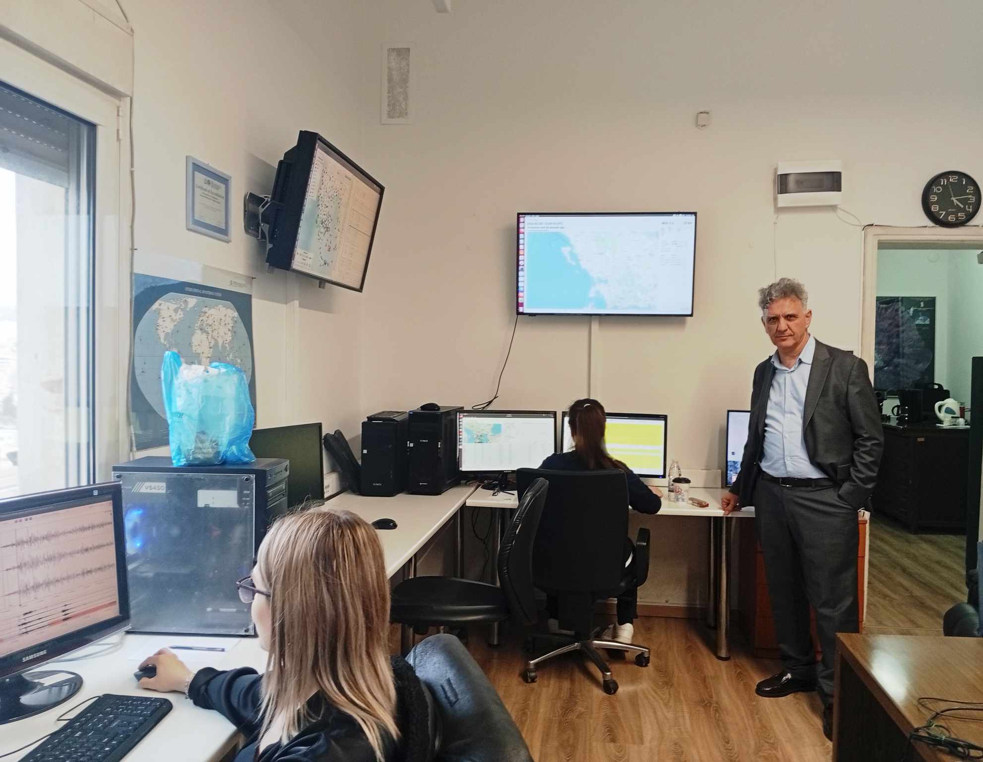 «Περιμένοντας εναγωνίως τις μετρήσεις» – Η «Κ» στο στρατηγείο του Γεωδυναμικού Ινστιτούτου-2