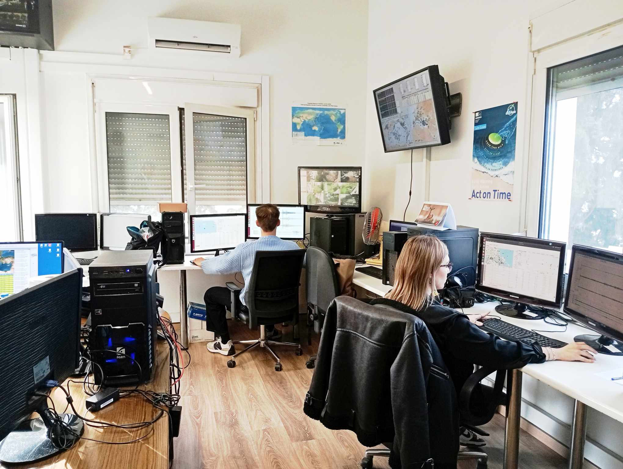 «Περιμένοντας εναγωνίως τις μετρήσεις» – Η «Κ» στο στρατηγείο του Γεωδυναμικού Ινστιτούτου-7