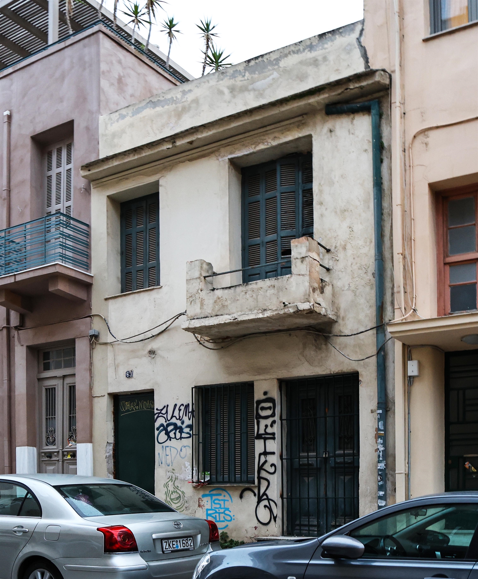 «Ουλές» του 1944 στους τοίχους των Εξαρχείων-6