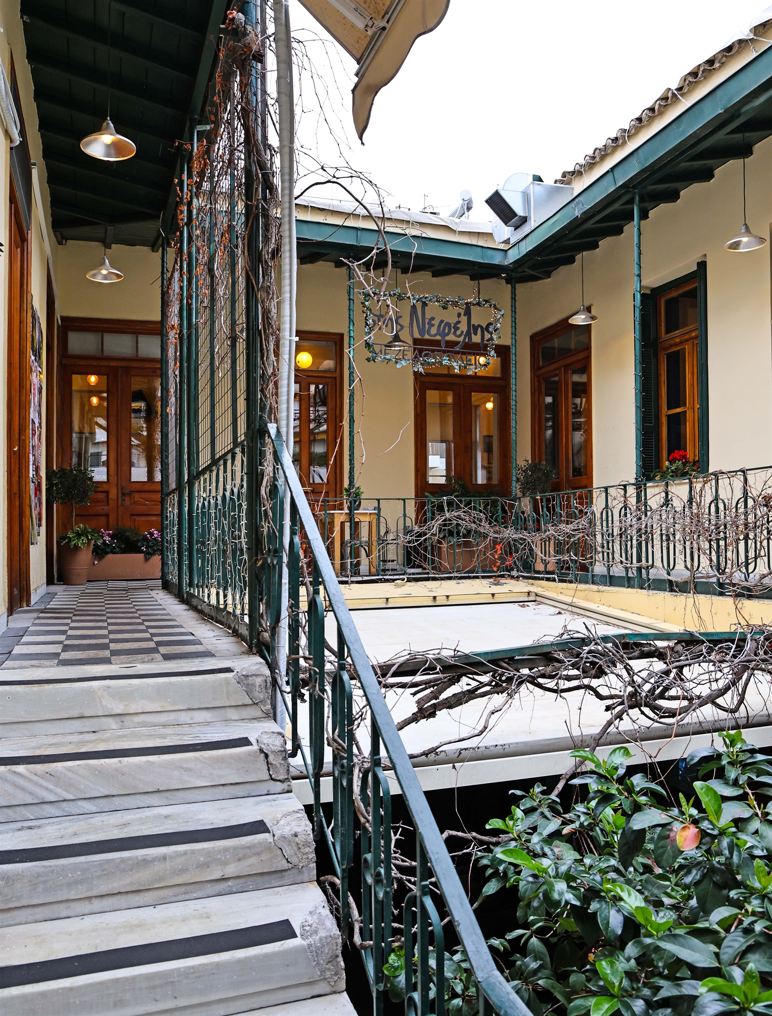 «Ουλές» του 1944 στους τοίχους των Εξαρχείων-5