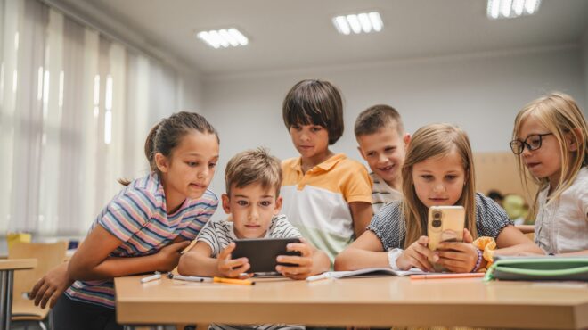 κινητό-από-το-γυμνάσιο-και-μετά-563457055