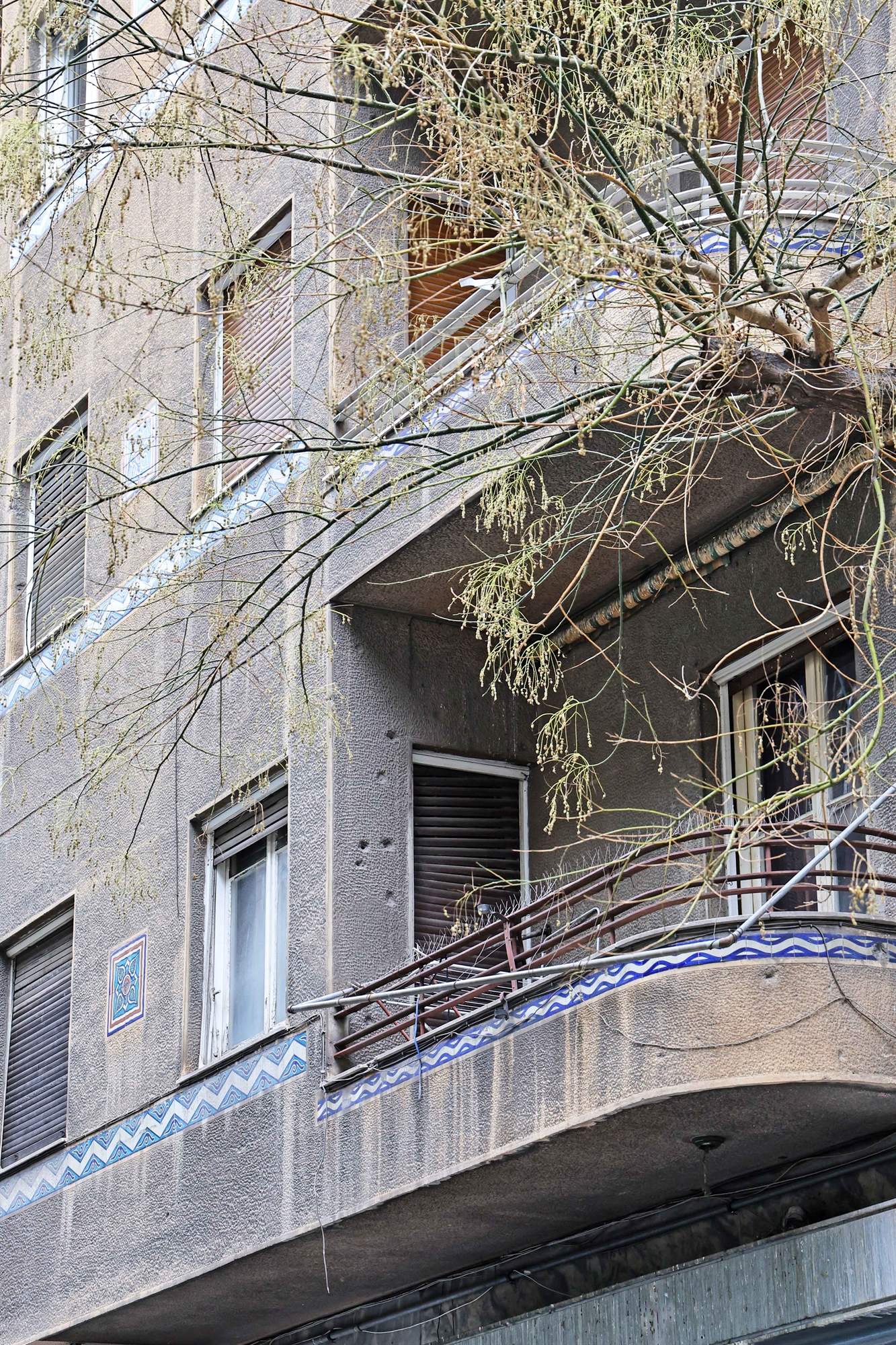 «Ουλές» του 1944 στους τοίχους των Εξαρχείων-4