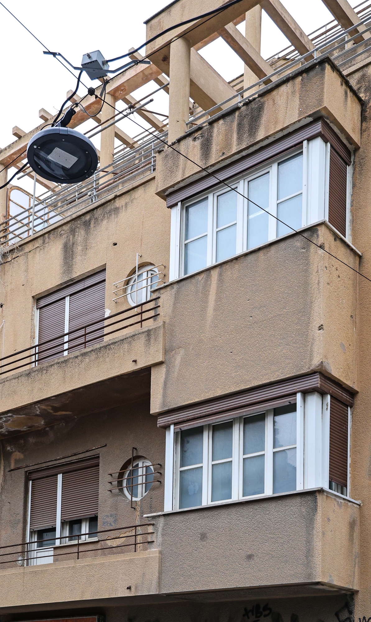 «Ουλές» του 1944 στους τοίχους των Εξαρχείων-3