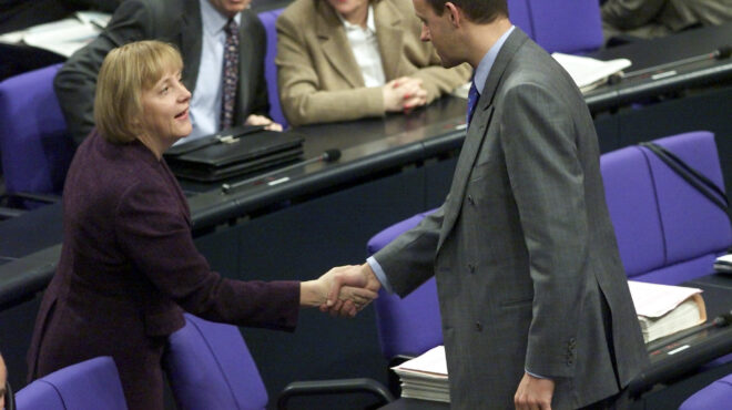 η-πλευρά-μέρκελ-διαψεύδει-τον-μερτς-563484952