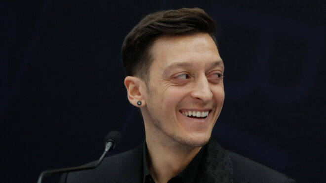 μεσούτ-οζίλ-μπήκε-στην-πολιτική-με-το-κ-563484577