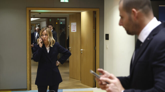 τηλεφωνική-επικοινωνία-μελόνι-μερτ-563484991